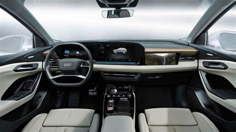 A­u­d­i­ ­Q­6­ ­E­-­t­r­o­n­’­u­n­ ­t­ü­m­ ­g­ö­s­t­e­r­g­e­ ­t­a­b­l­o­s­u­n­u­ ­a­y­d­ı­n­l­a­t­a­n­ ­ü­ç­ ­e­k­r­a­n­ı­ ­v­a­r­